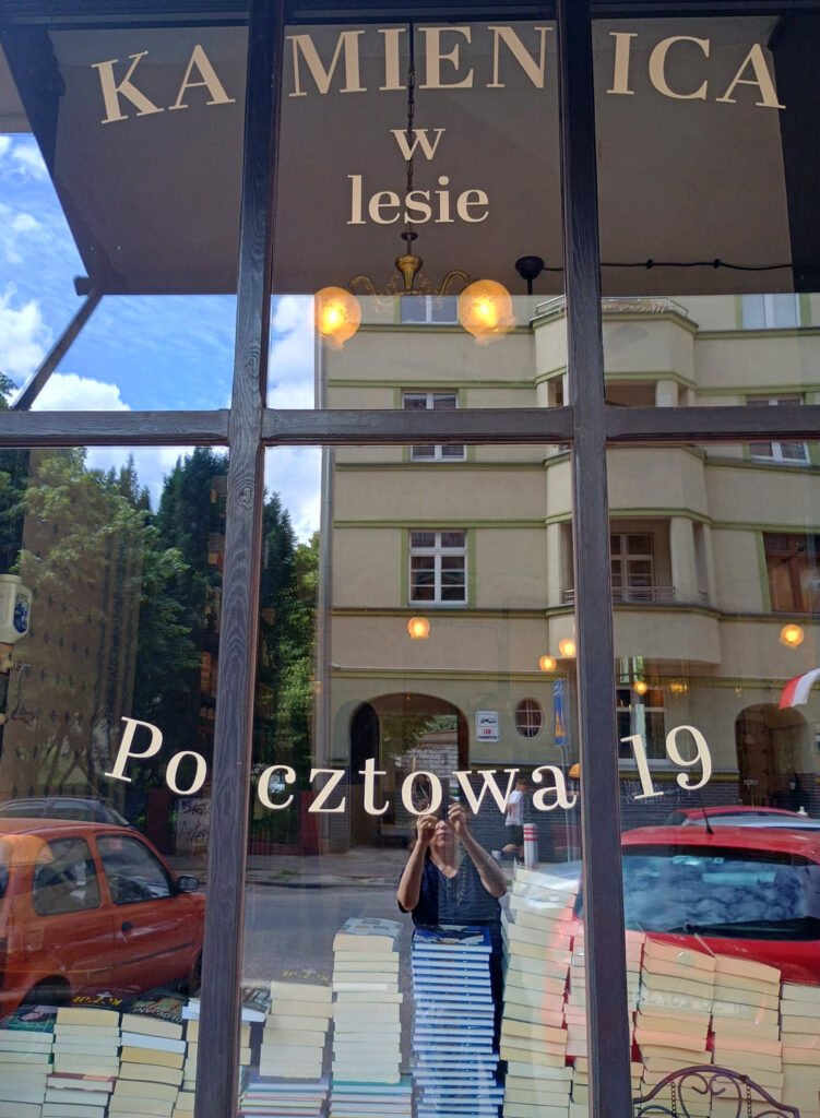 Schaufenster der Buchhandlung »Kamienica w lesie«. Foto: © Brygida Helbig, 2025