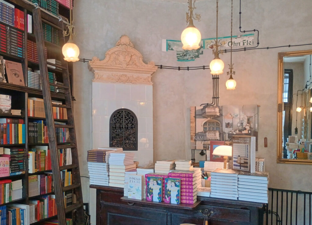 In der Buchhandlung »Kamienica w lesie«. Foto: © Brygida Helbig, 2025