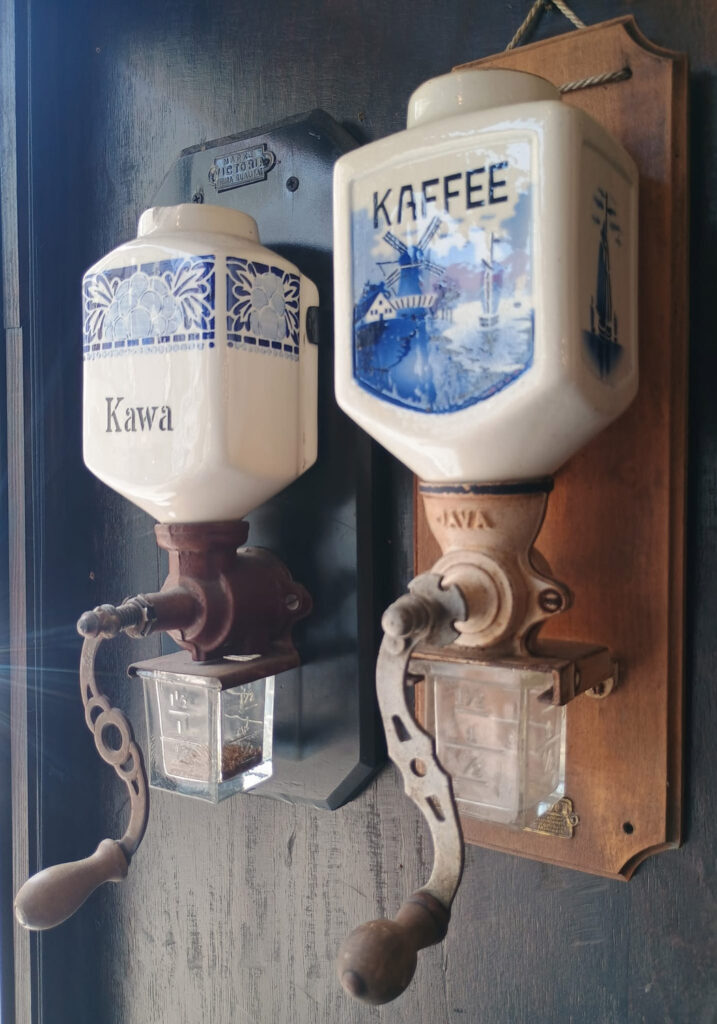 Alte deutsch beschriftete Kaffeemühlen in der Buchhandlung »Kamienica w lesie«. Foto: © Brygida Helbig, 2025