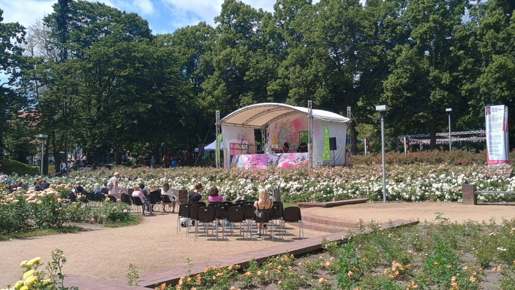 Im Rosengarten Różanka. Foto: © Brygida Helbig, 2025