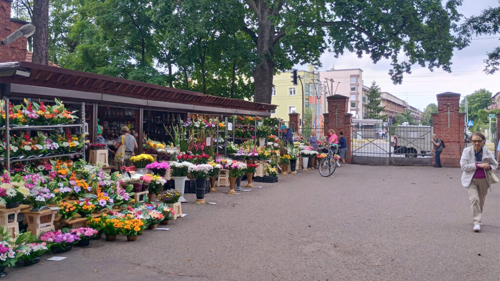 Eingangstor 2 zum Zentral-Friedhof, rechts meine Mutter (91). Foto: © Brygida Helbig, 2025