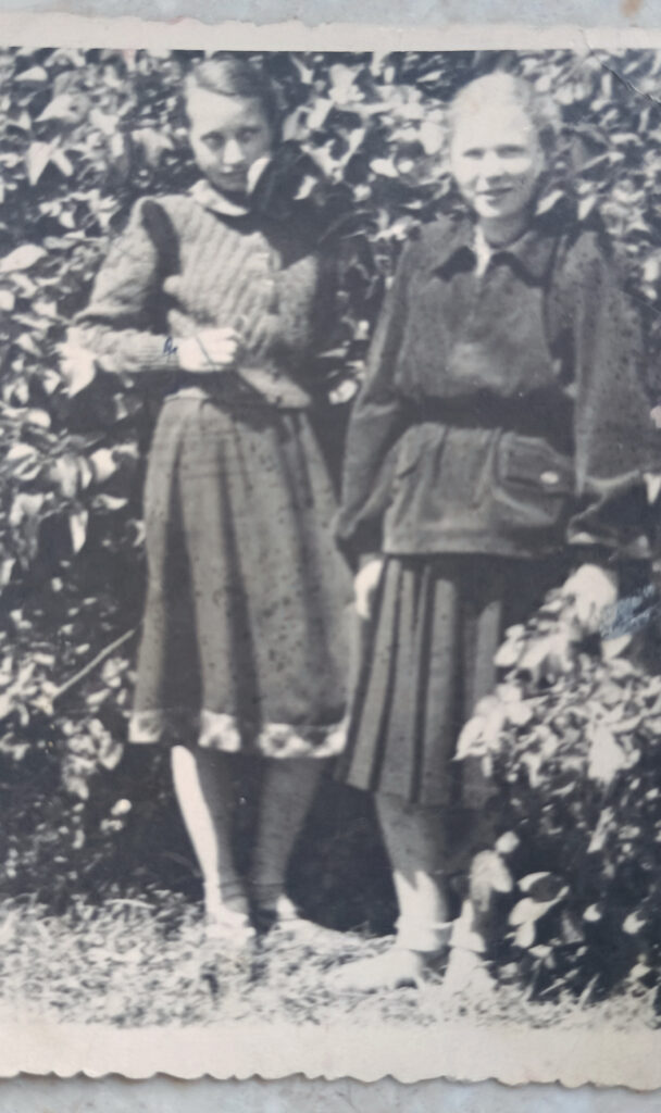 Schulfreundinnen meiner Mutter Bernarda Helbig von der Handelsoberschule in Stettin, Felczaka-Str. 26 auf dem Schulgelände, Anfang der 50er Jahre. An dieser Schule entstand das berühmte Ensemble Filipinki. Rechts auf dem Foto eine Freundin mit deutschen Wurzeln – Sybilla.
Foto: © privat