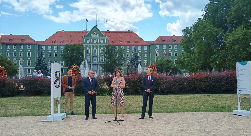 Eröffnung der Ausstellung „80 Jahre polnisches Stettin“. Präsident Krzystek (zweiter von links), Direktorin des Nationalmuseums Centrum Dialogu Przełomy Agnieszka Kuchcińska-Kurcz und Direktor des Staatsarchivs in Stettin Dr. habil. Krzysztof Kowalczyk. Foto: Brygida Helbig, 2025