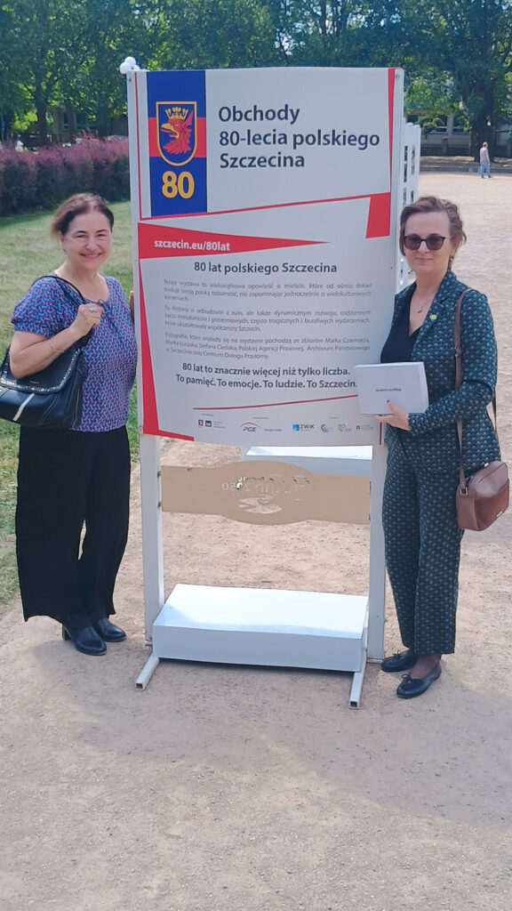 Mit Prof. Inga Iwasiów bei der Ausstellungseröffnung, 
Foto: © privat