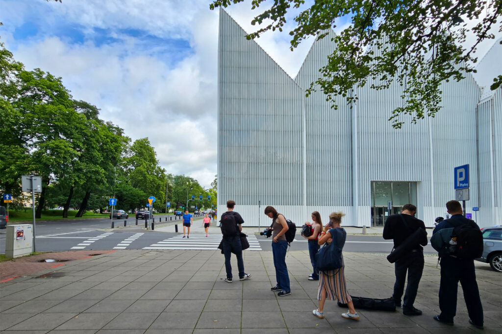 Das Filmteam vor der Philharmonie. Foto: © Deutsches Kulturforum östliches Europa, Vera Schneider