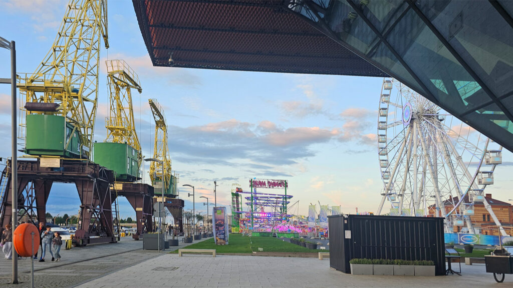 Das Riesenrad und die alten Werft-Kräne. Foto: © Deutsches Kulturforum östliches Europa, Vera Schneider