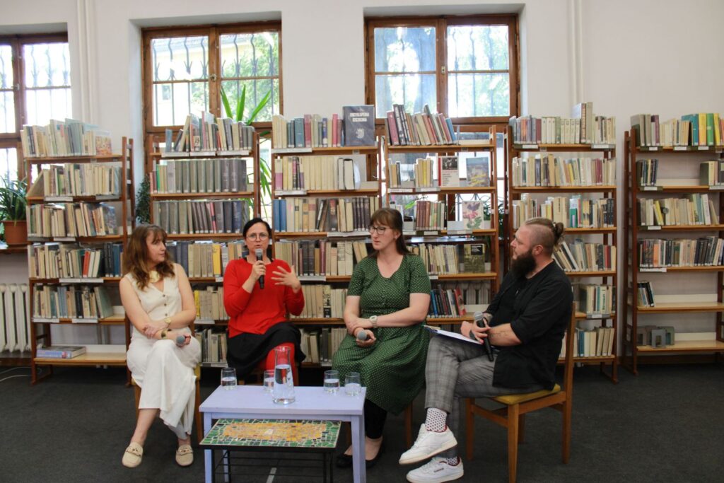 Foto 3: Agnieszka Kuchcińska-Kurcz, Weronika Fibich, Paulina Romanowicz und der Moderator Krzysztof Lichtblau im Gespräch, © Miejska Biblioteka Publiczna w Szczecinie