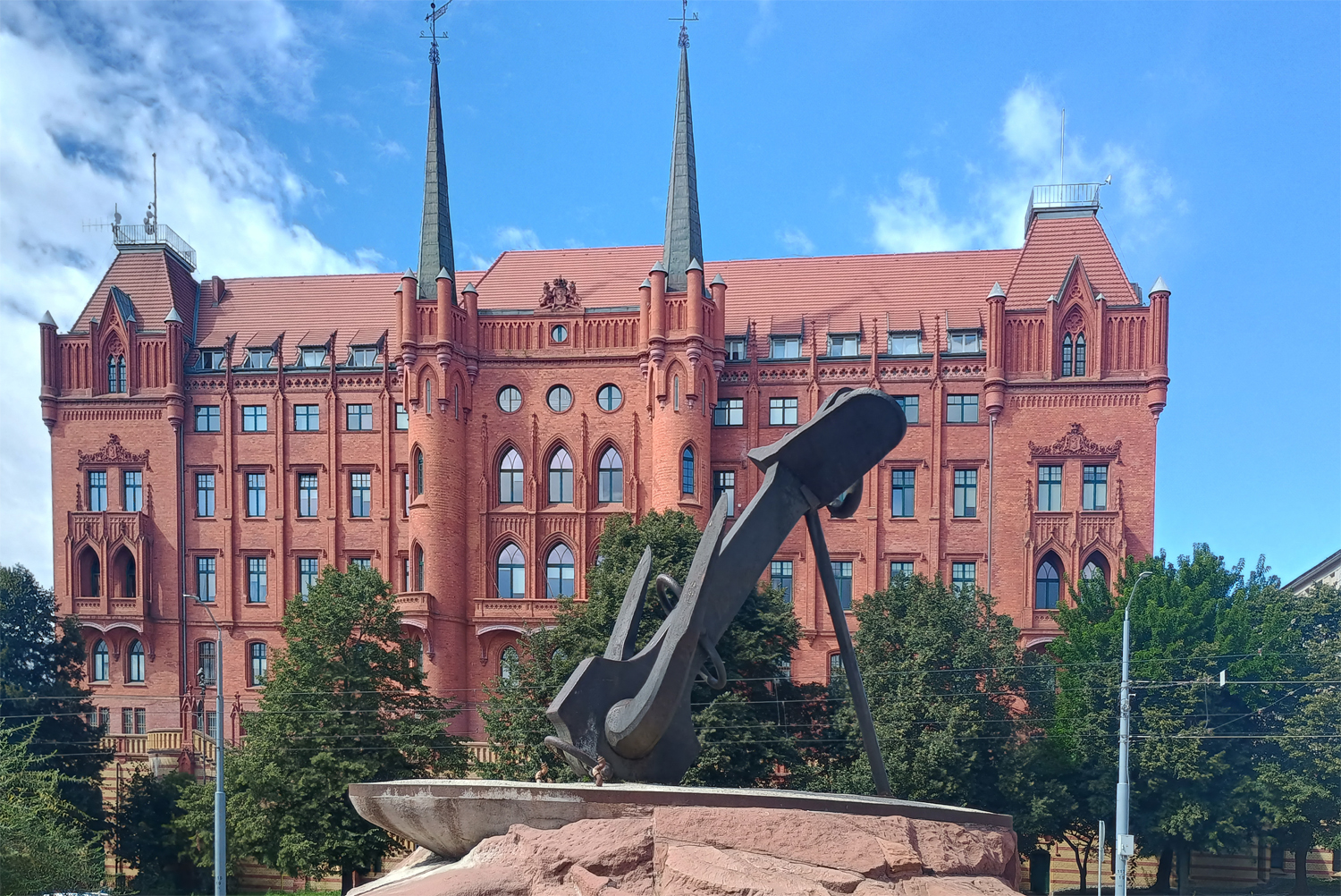Denkmalsockel mit dem Anker am Plac Tobrucki (vor 1945 Arkonaplatz). Vor dem Krieg stand hier der berühmte Manzelbrunnen mit der Meeresgöttin Sedina.