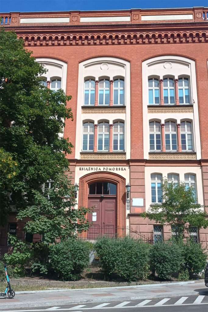 Das historische Gebäude der Bibliothek in der Dworcowa-Straße 8, erbaut 1869 nach dem Entwurf von M. Grüge. Foto: © Brygida Helbig