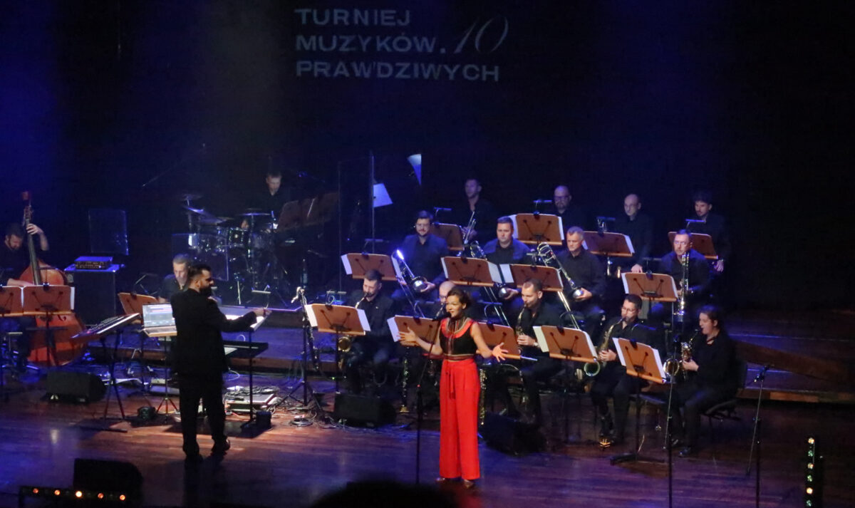 Die Szczecin Philharmonic Big Band mit Maniucha Bikont beim »Turnier der wahren Musiker«. Foto: © Veiko Boden