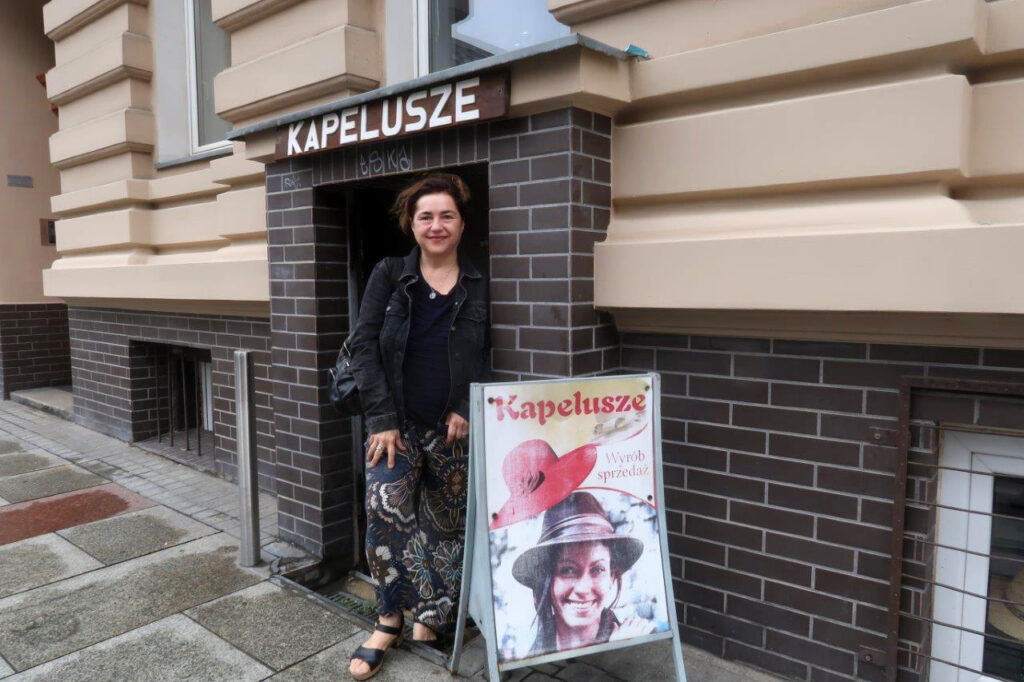 Vor dem Hutladen in der Getta-Warszawskiego-Straße