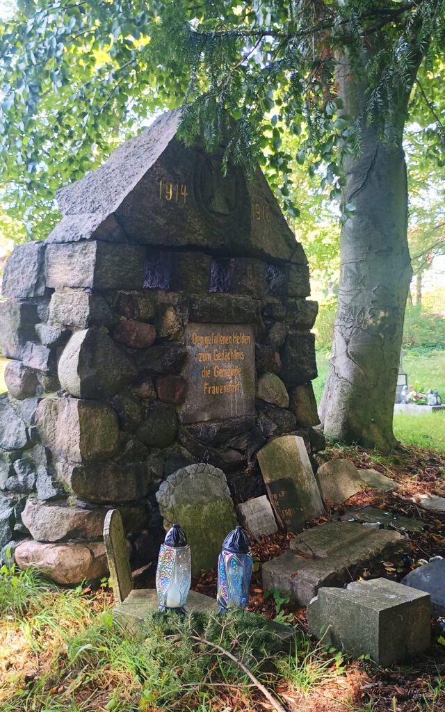 Denkmal für die im ersten Weltkrieg gefallenen Bewohner von Frauendorf (auf dem Kirchenfriedhof). Foto: © Brygida Helbig
