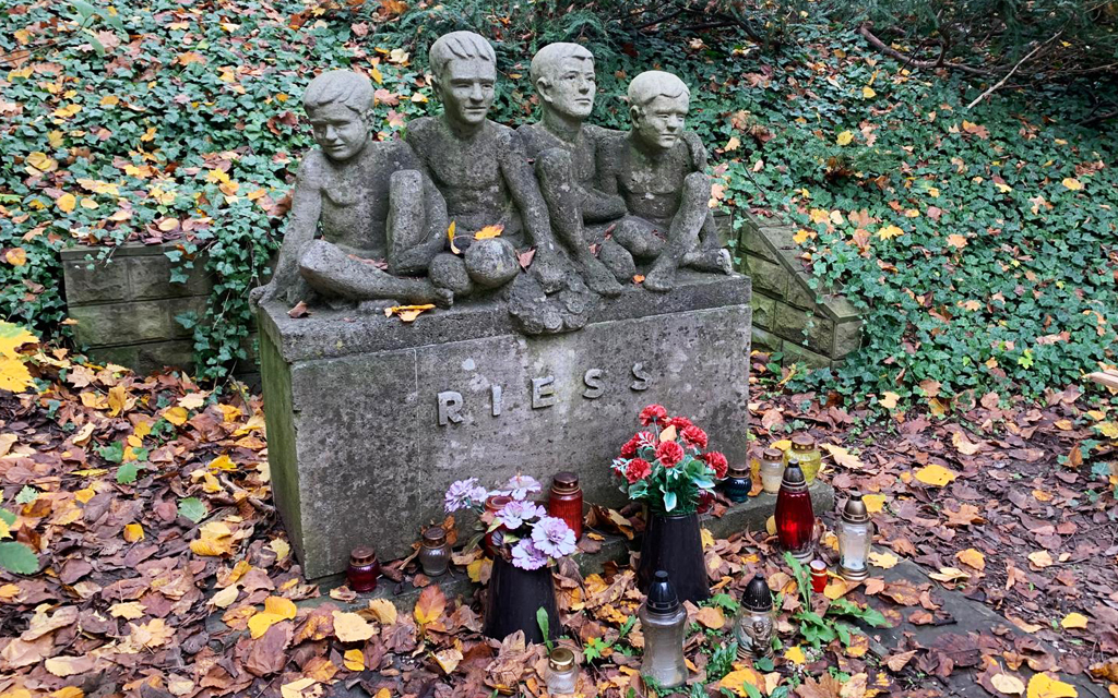 Grabstein der Familie Riess. Foto: © Artur Helbig