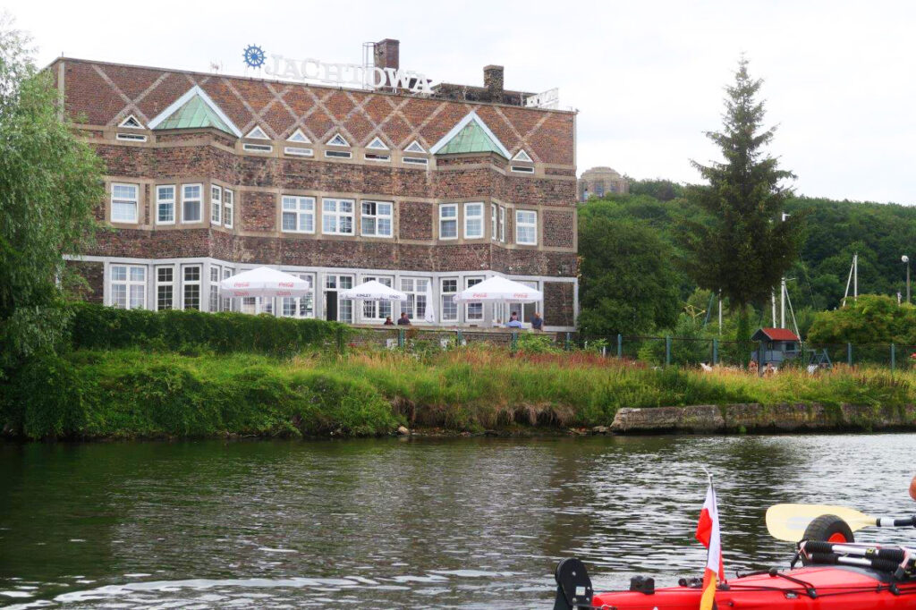 Hotel Jachtowa von der Oder aus und Bismarkturm rechts dahinter. Foto: © Veiko Boden
